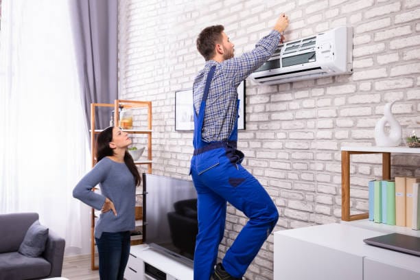 Professional technician providing AC repair service in Kochi for split AC units - Swift Appliance Repair